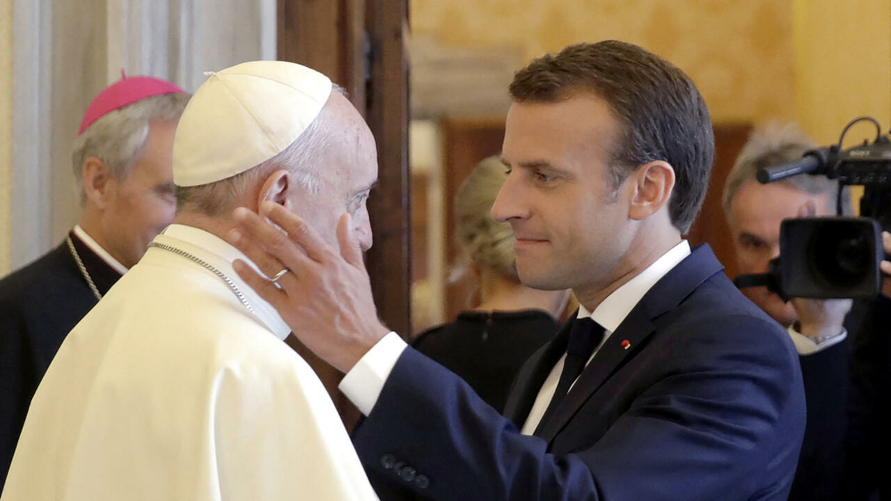 البابا فرانسيس يستقبل الرئيس الفرنسي في الفاتيكان