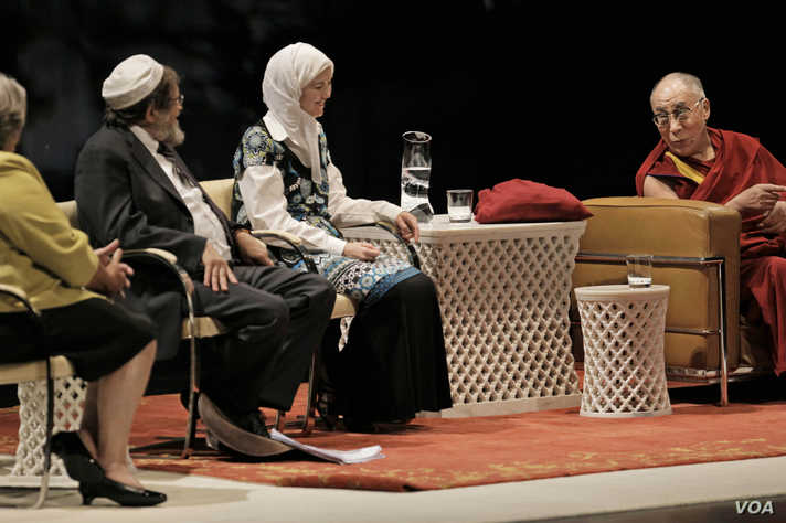 الدكتورة إنغريد ماتسون إلى جانب الدالاي لاما أثناء مشاركته في حلقة نقاش متعددة الأديان مع القس كانون بيج شيمبرلين والحاخام مايكل ليرنر، في شيكاغو عام 2011.