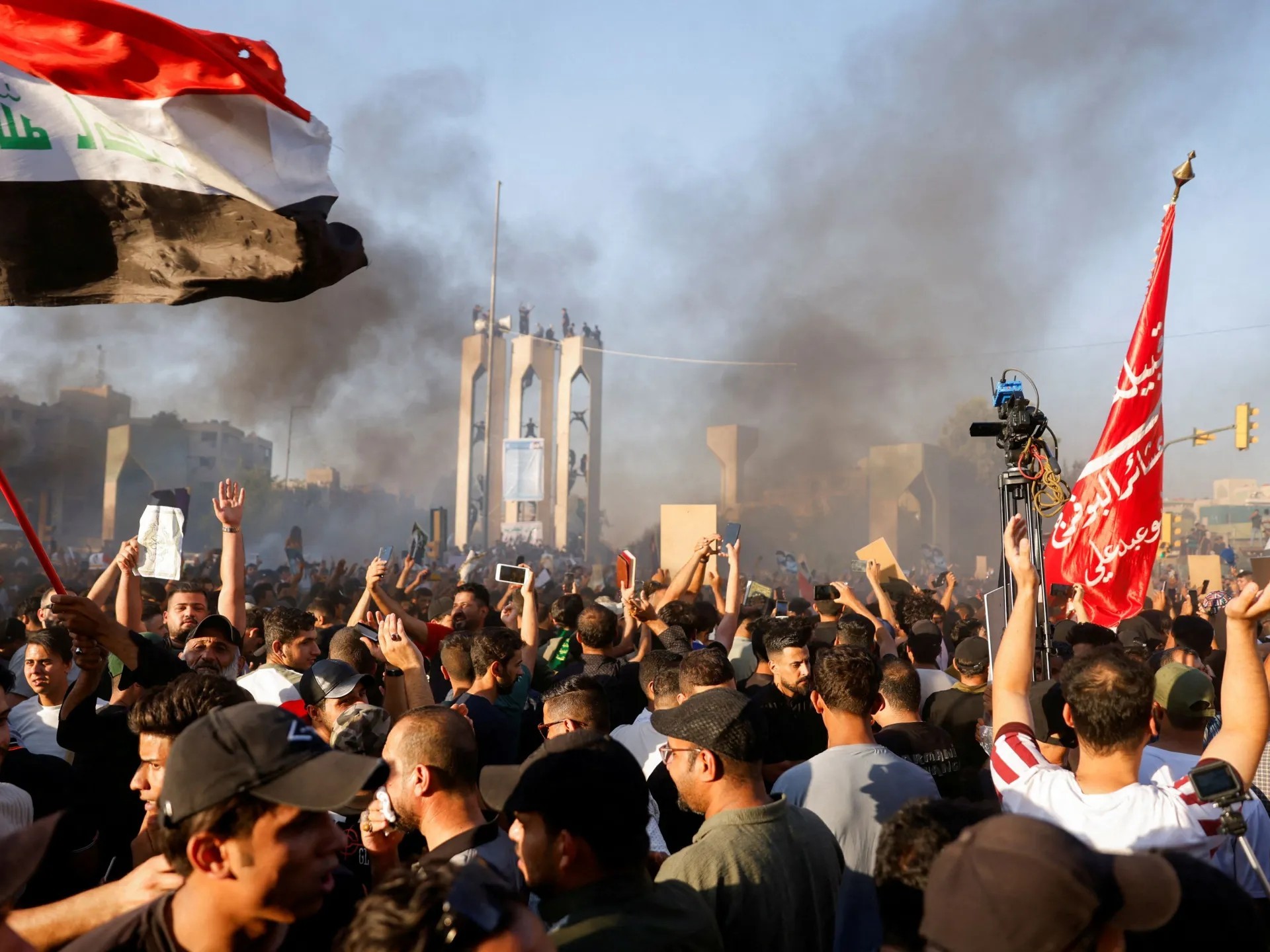 مئات المحتجين يقتحمون السفارة السويدية في بغداد ويضرمون النار فيها