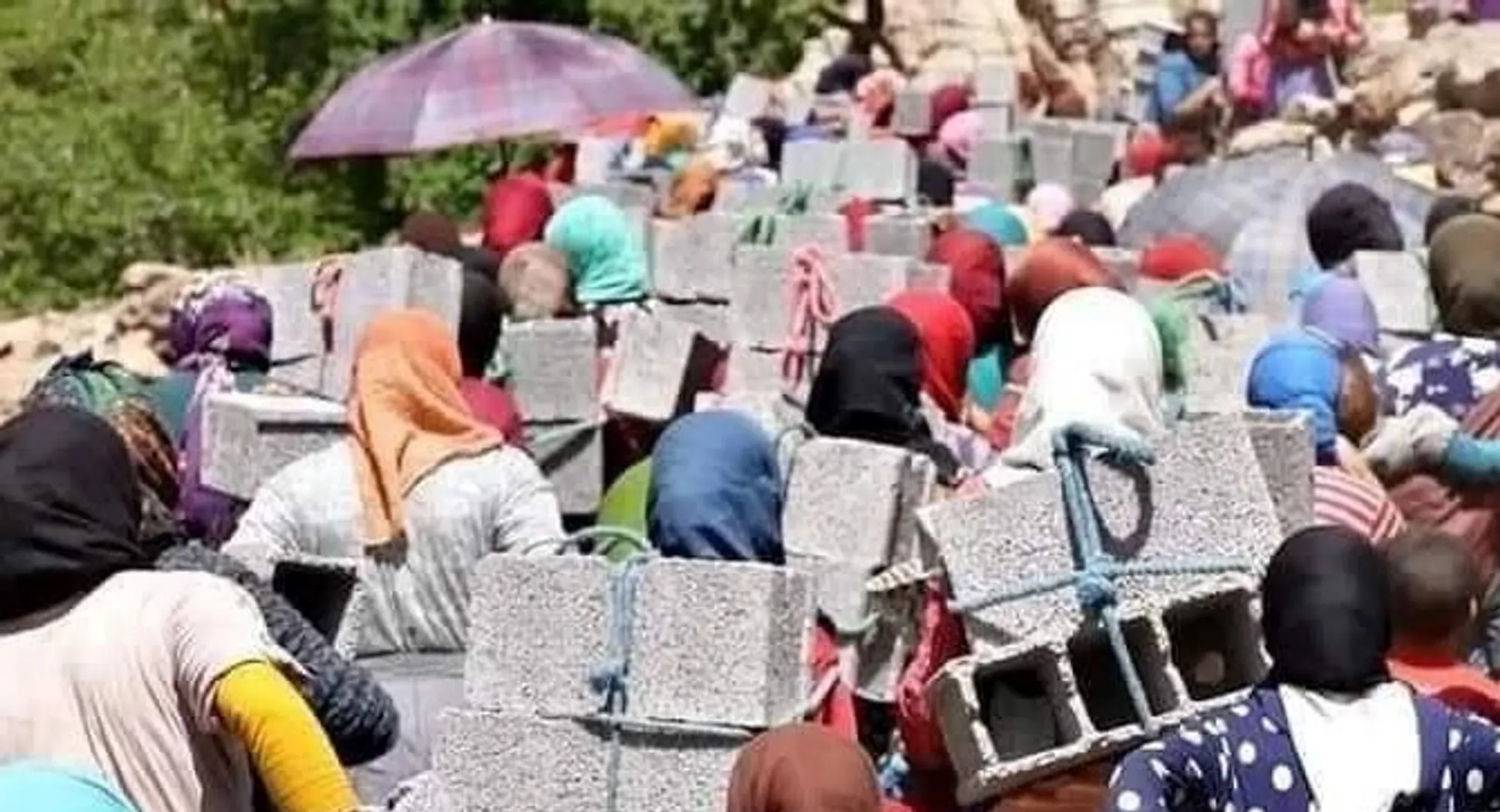 مغربيات يحملن الطوب وسط الجبال لإعمار مسجد