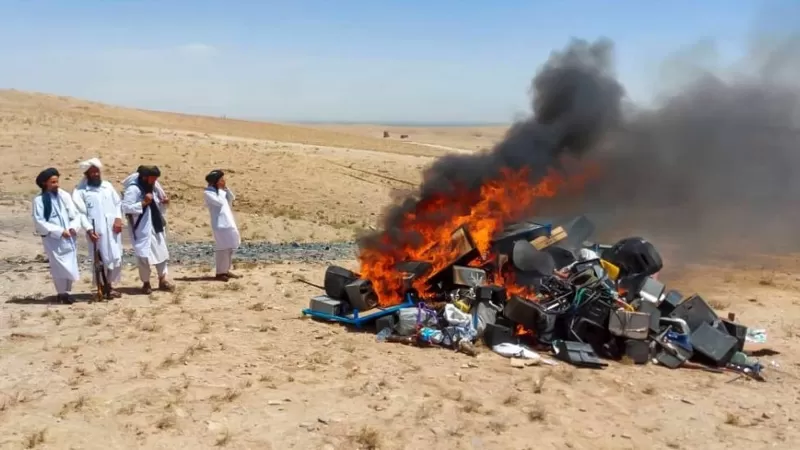 طالبان تحرق الآلات الموسيقية