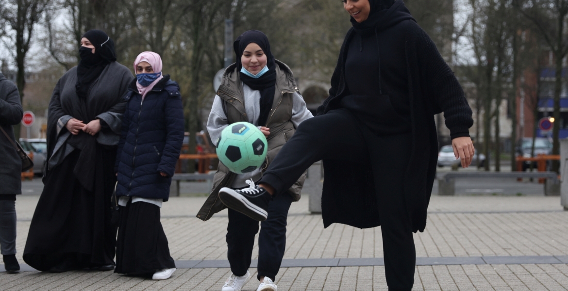 فرنسا تحظر ارتداء العباءة الإسلامية في المدارس