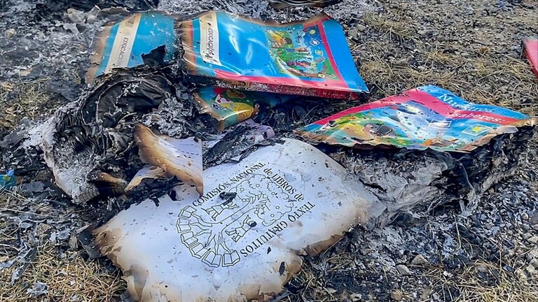 آلاف المسيحيين في المكسيك يحرقون كتب مدرسية جديدة تروج للمثلية الجنسية