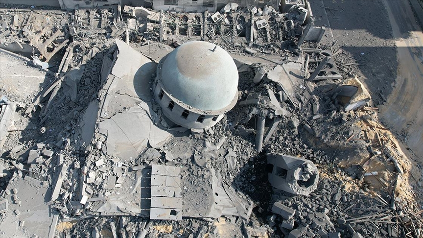الإحتلال يواصل قصف دور العبادة في غزة