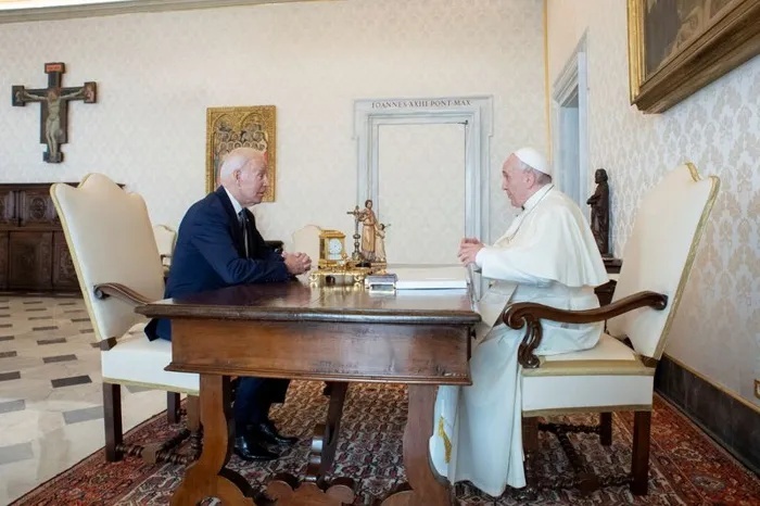 البابا فرنسيس يبحث هاتفيا مع بايدن الأوضاع في غزة