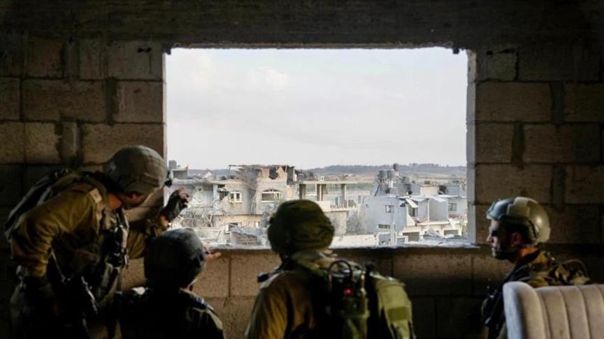 جنود للاحتلال يحولون مبنى في غزة إلى كنيس يهودي