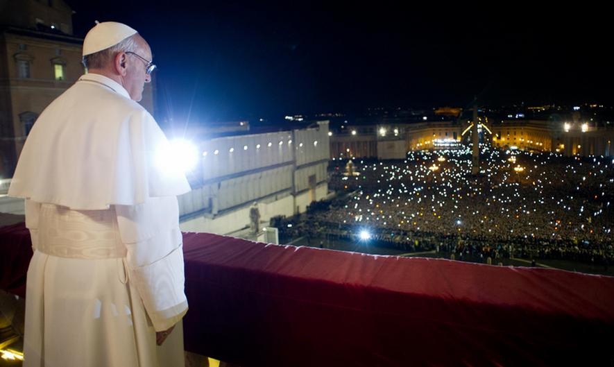 البابا فرنسيس يعزل أسقفا أميركيا بارزا بسبب انتقاده لبابويته