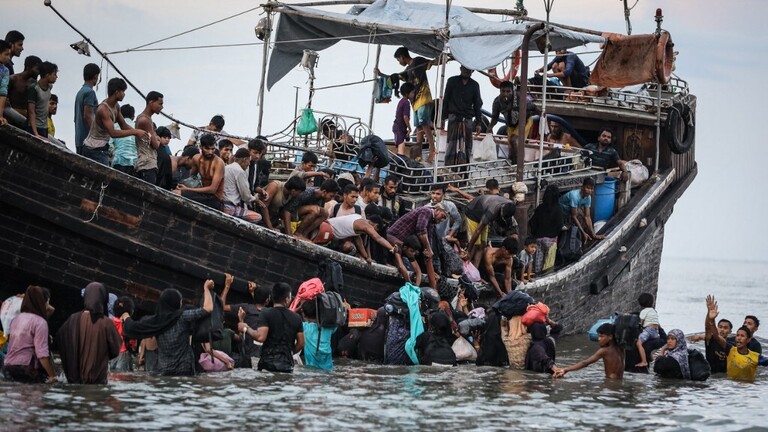 إعادة قارب يحمل 250 لاجئا من الروهينغا إلى البحر في إندونيسيا