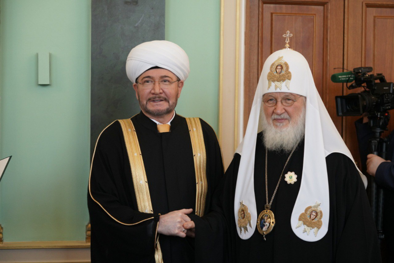 مفتي روسيا يقلد البطريرك كيريل أعلى وسام لإدارة مسلمي روسيا
