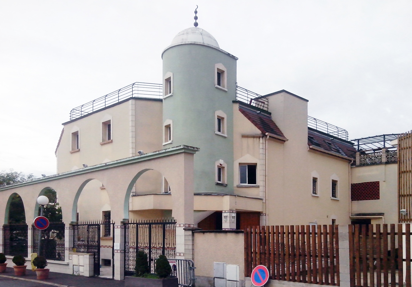 إعتداء عنصري على مسجد بالقرب من العاصمة الفرنسية