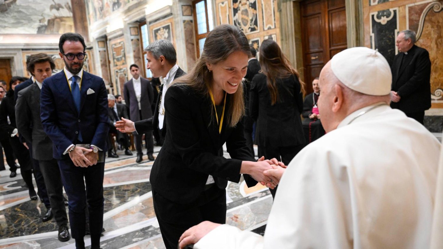 البابا فرنسيس: أشعر بالقلق للشباب المتحصنين خلف الشاشات