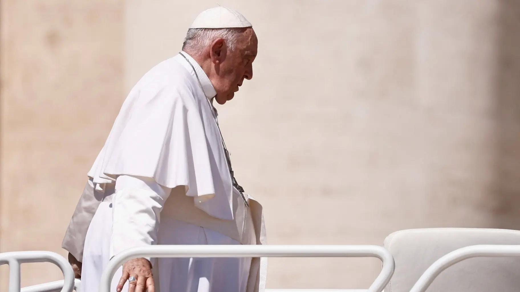 البابا فرنسيس يقول إن صحته أفضل الآن وينفي التفكير بالاستقالة