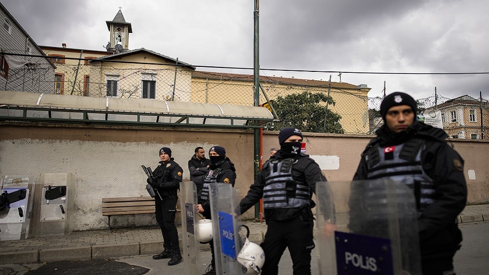 قتيل وجرحى بهجوم مسلح استهدف قداسا بكنيسة في اسطنبول