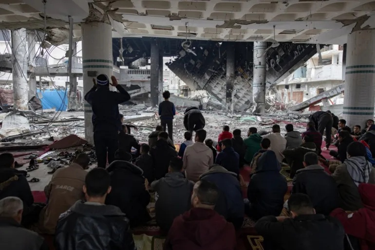 فلسطينيون يصلون الجمعة على أنقاض مسجد في رفح