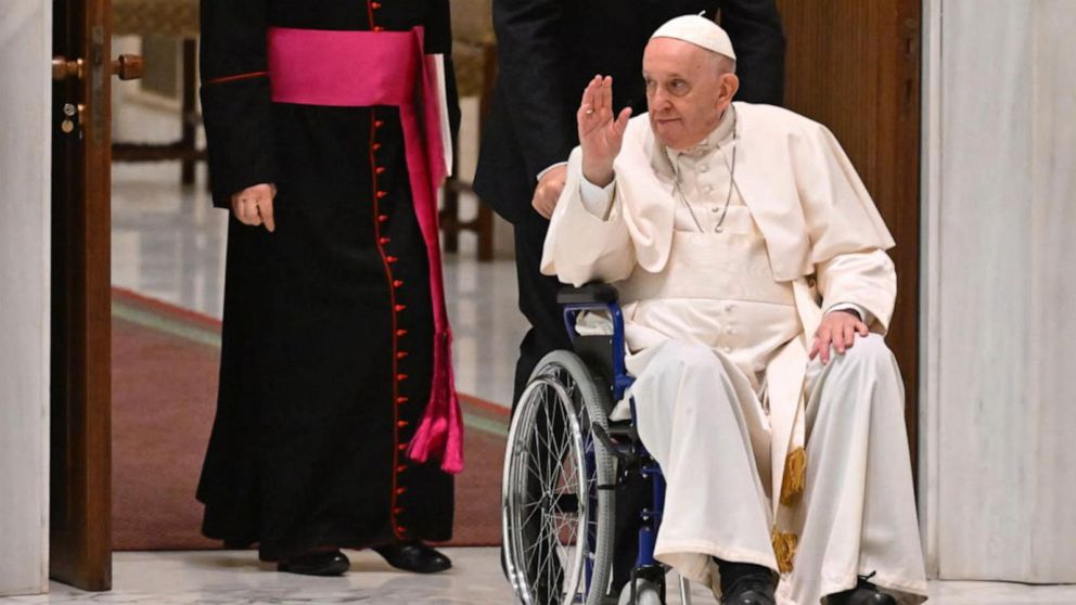نقل البابا فرنسيس إلى المستشفى بسبب وعكة صحية