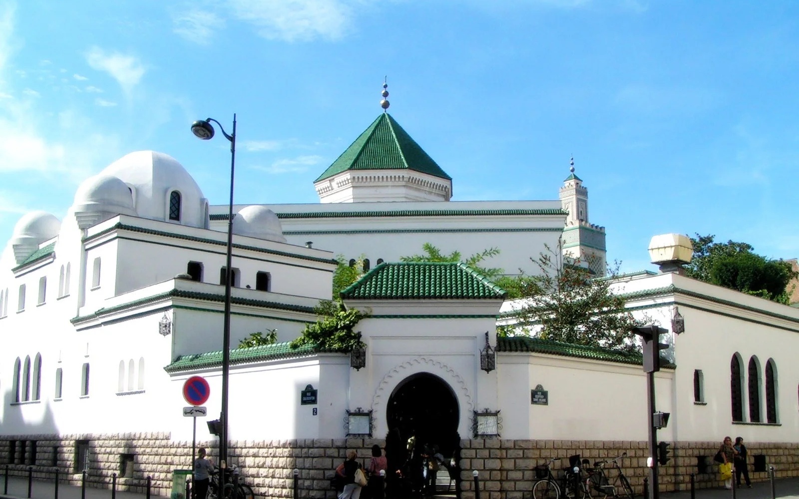 فرنسا تفرض دورات تدريبية حول العلمانية على أئمة المساجد