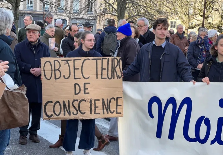 فرنسيون يحتجون على إدراج حق الإجهاض في الدستور