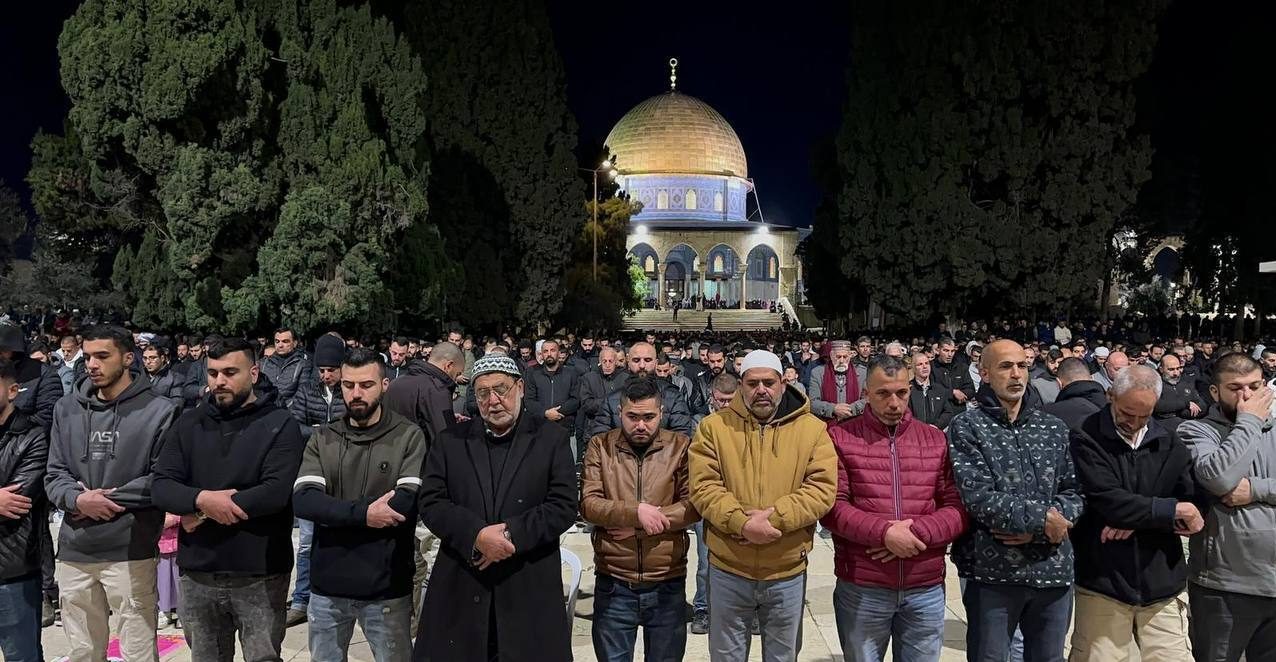 آلاف الفلسطينيين يصلّون العشاء والتراويح في المسجد الأقصی