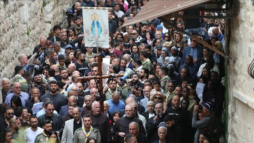 مسيحيون يحتفلون بالجمعة العظيمة بالقدس المحتلة