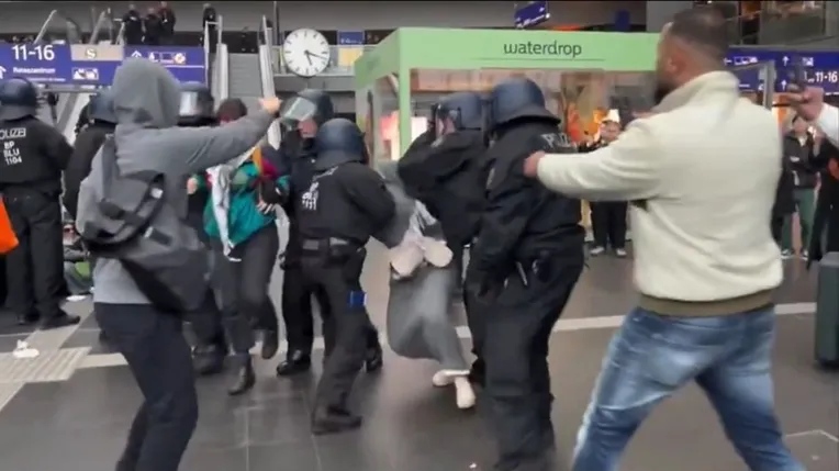 الشرطة الألمانية تقمع بعنف مظاهرة مناصرة لغزة وتعتدي على سيدة محجبة