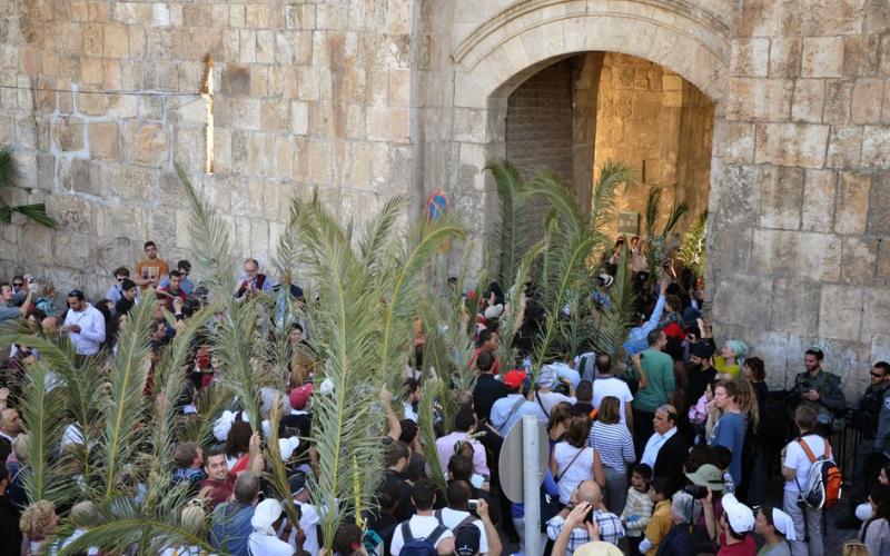 الإحتلال يمنع آلاف المسيحيين من الوصول إلى القدس لإحياء "أحد الشعانين"