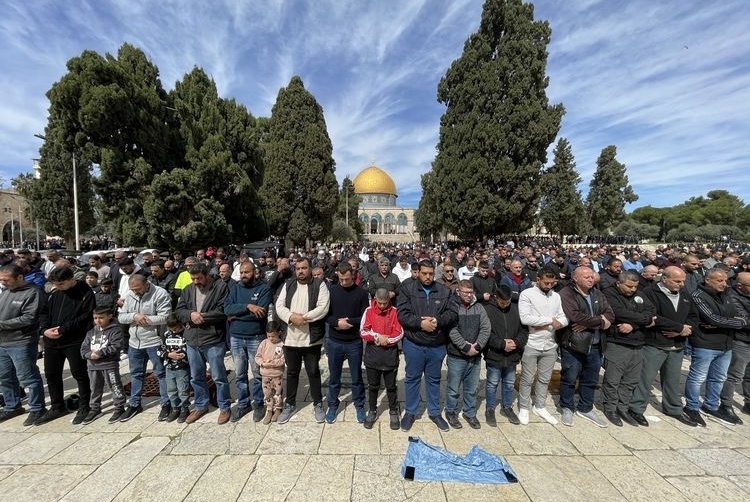 20 ألف فلسطيني يصلّون الجمعة رغم قيود الإحتلال