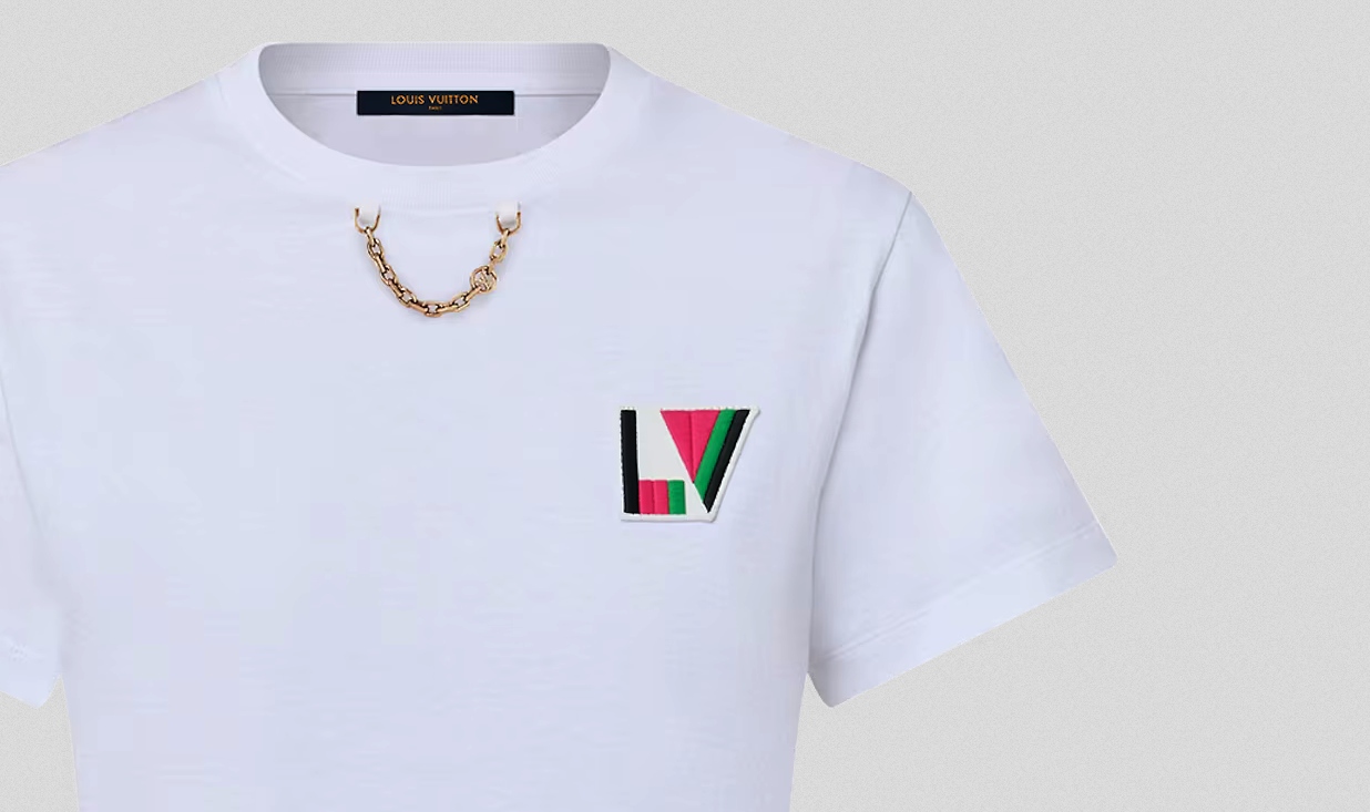 دار أزياء عالمية تغضب الصهاينة بسبب قميص يحمل ألوان علم فلسطين