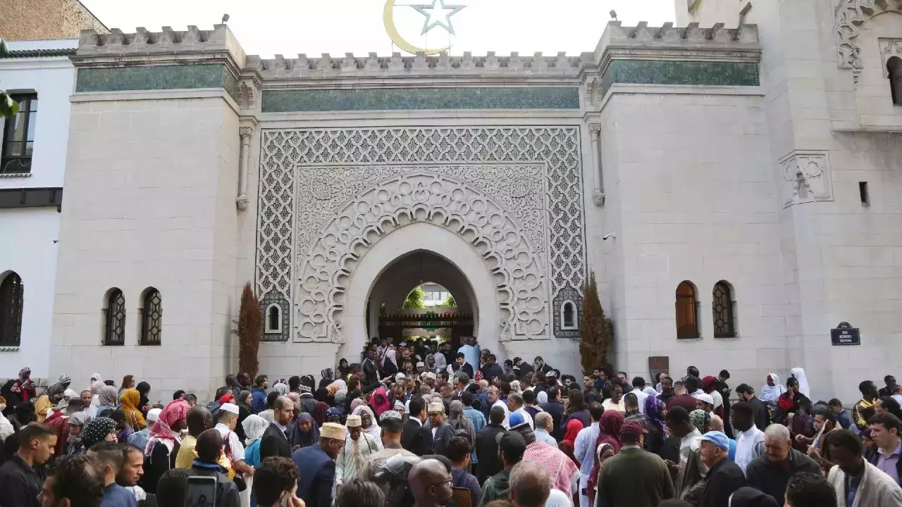 إقبال كبير على المساجد بفرنسا خلال شهر رمضان المبارك