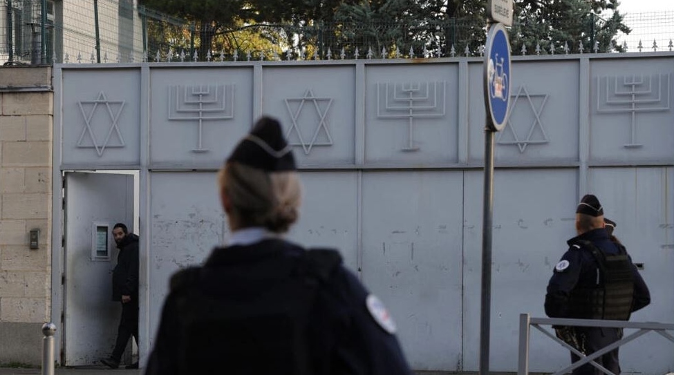 فرنسا تعزز الإجراءات الأمنية أمام دور العبادة والمدارس اليهودية