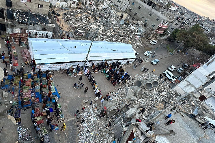 بالصور.. سكان غزة يصلّون عيد الفطر على أنقاض المساجد - أخبار الأديان